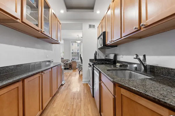 $2,495 | 945 West Gordon Terrace, Unit 1E, Chicago, IL 60613