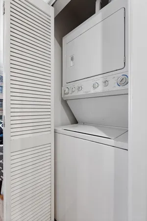 $2,495 | 945 West Gordon Terrace, Unit 1E, Chicago, IL 60613