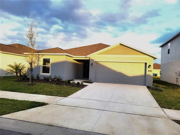 a view of backyard of the house