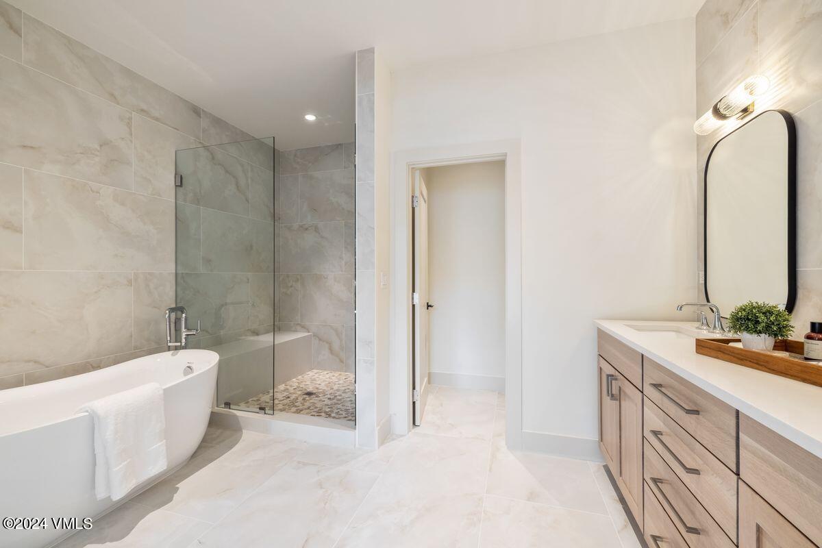 751 Singletree Road, Unit 1 Edwards, CO 81632 - Photo 15 of 33 a spacious bathroom with a tub sink and mirror