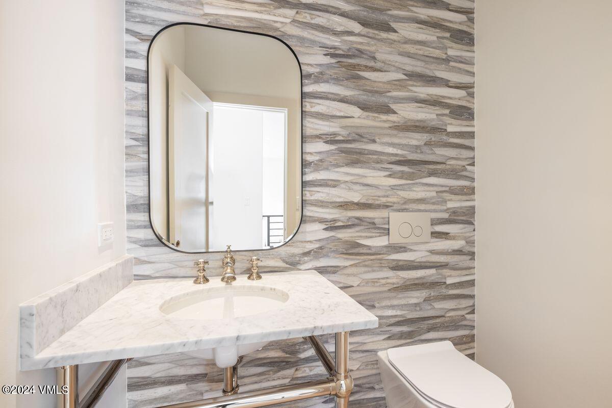 751 Singletree Road, Unit 1 Edwards, CO 81632 - Photo 20 of 33 a bathroom with a sink and a mirror