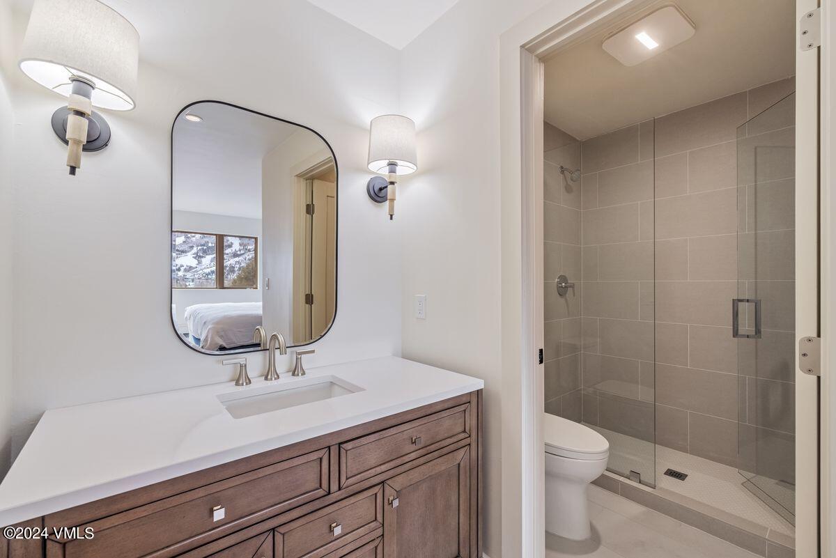 751 Singletree Road, Unit 1 Edwards, CO 81632 - Photo 24 of 33 a bathroom with a toilet a sink and mirror