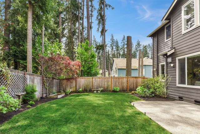 a view of a house with backyard and garden