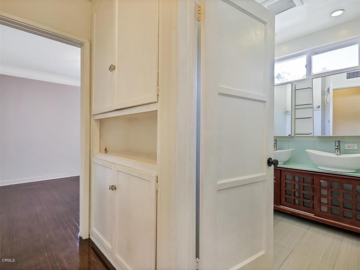 1501 Broadview Drive Glendale, CA 91208 - Photo 23 of 39 a bathroom with a double vanity sink and a mirror