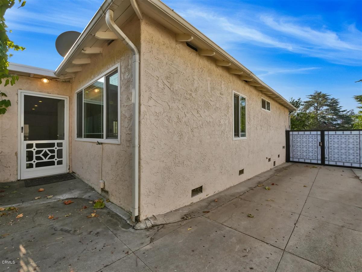 1501 Broadview Drive Glendale, CA 91208 - Photo 35 of 39 a view of a backyard of a house
