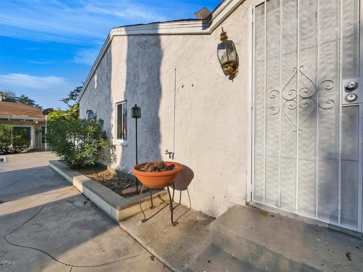 1501 Broadview Drive Glendale, CA 91208 - Photo 39 of 39 a outdoor space with patio and a couch