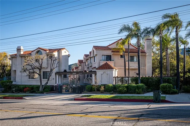 $4,200 | 2930 Montrose Avenue, Unit 102, La Crescenta, CA 91214