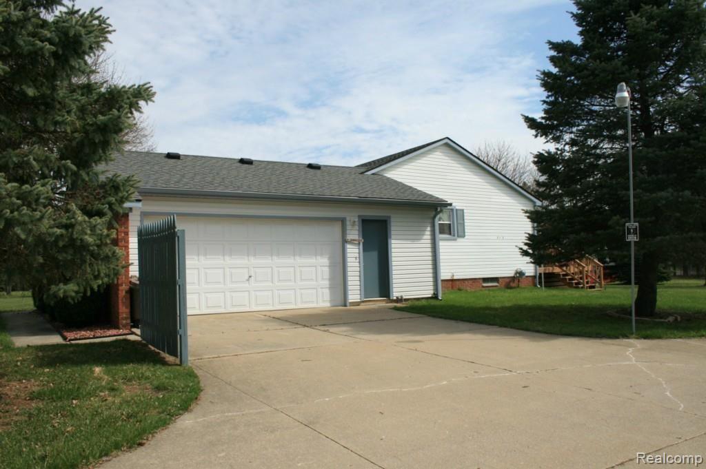 2581 Fishbeck Road Howell, MI 48843 - Photo 4 of 19 2 garage.jpg