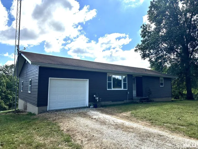 $299,500 | 2205 North Sullivan Road, Astoria, IL 61501