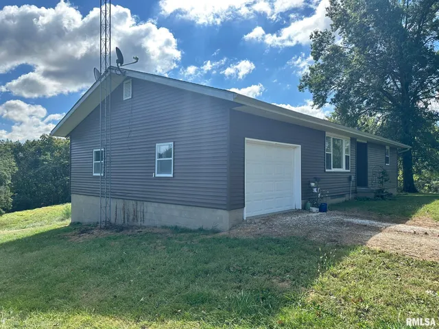 $299,500 | 2205 North Sullivan Road, Astoria, IL 61501