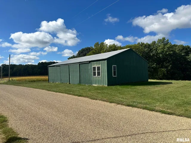 $299,500 | 2205 North Sullivan Road, Astoria, IL 61501