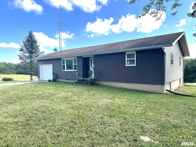 $299,500 | 2205 North Sullivan Road, Astoria, IL 61501