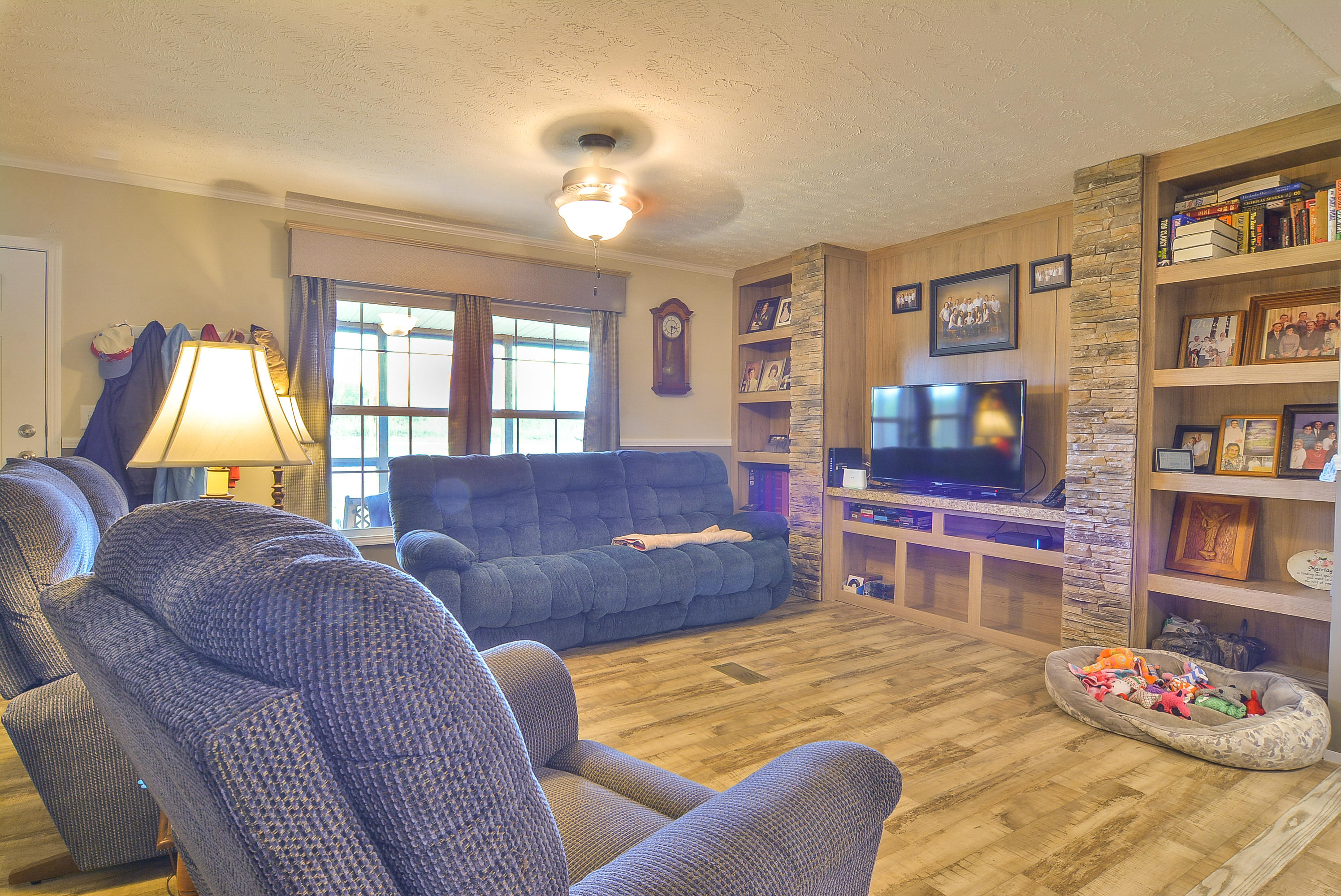 431 Berry Ridge Road Jonesborough, TN 37659 - Photo 8 of 41 Living Area 2