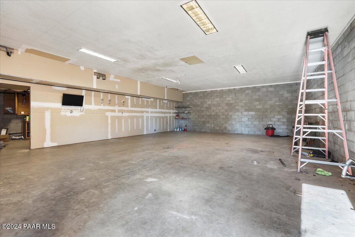 17400 Round Mountain Road Dewey, AZ 86327 - Photo 6 of 25 a view of a garage