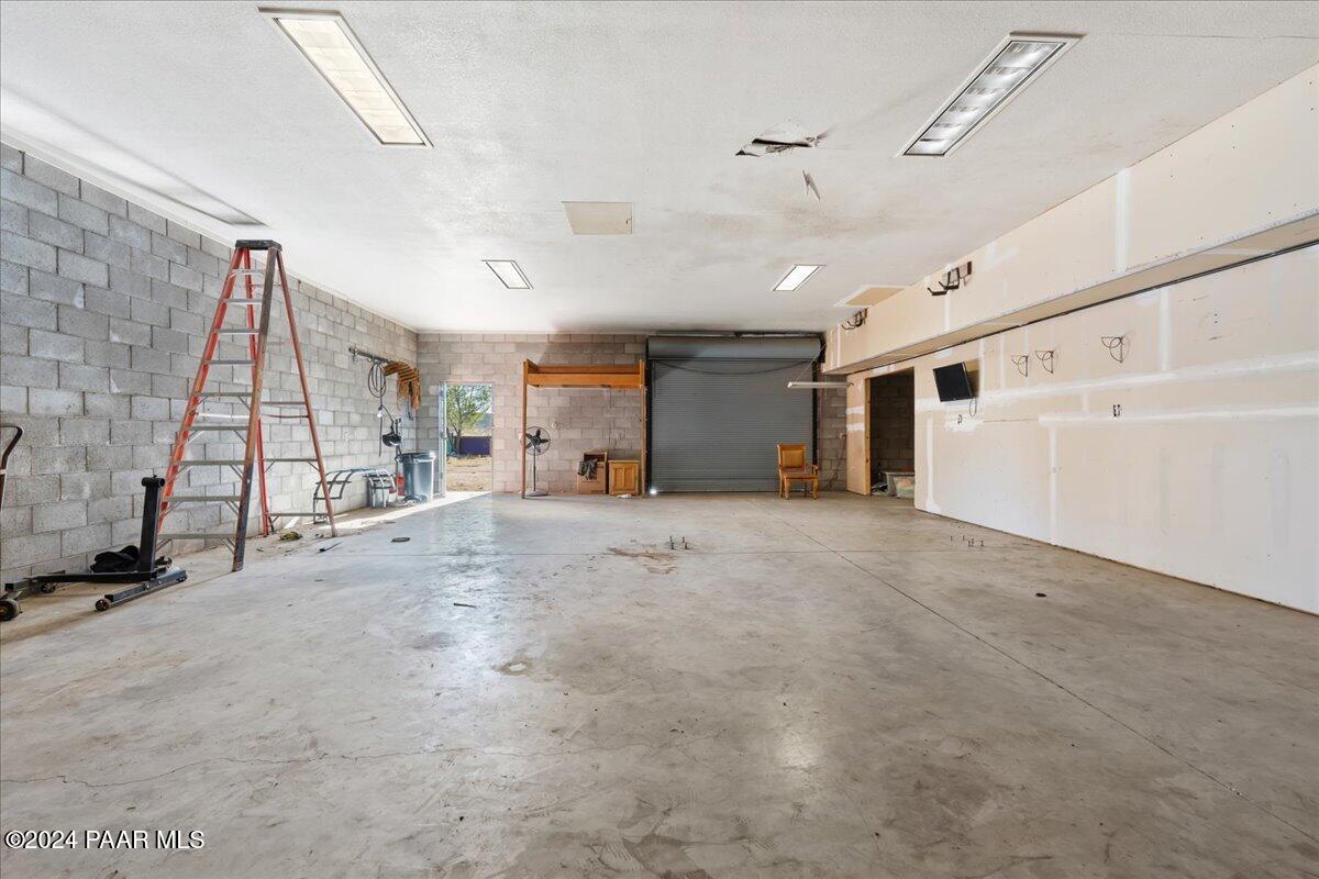 17400 Round Mountain Road Dewey, AZ 86327 - Photo 7 of 25 a view of a garage