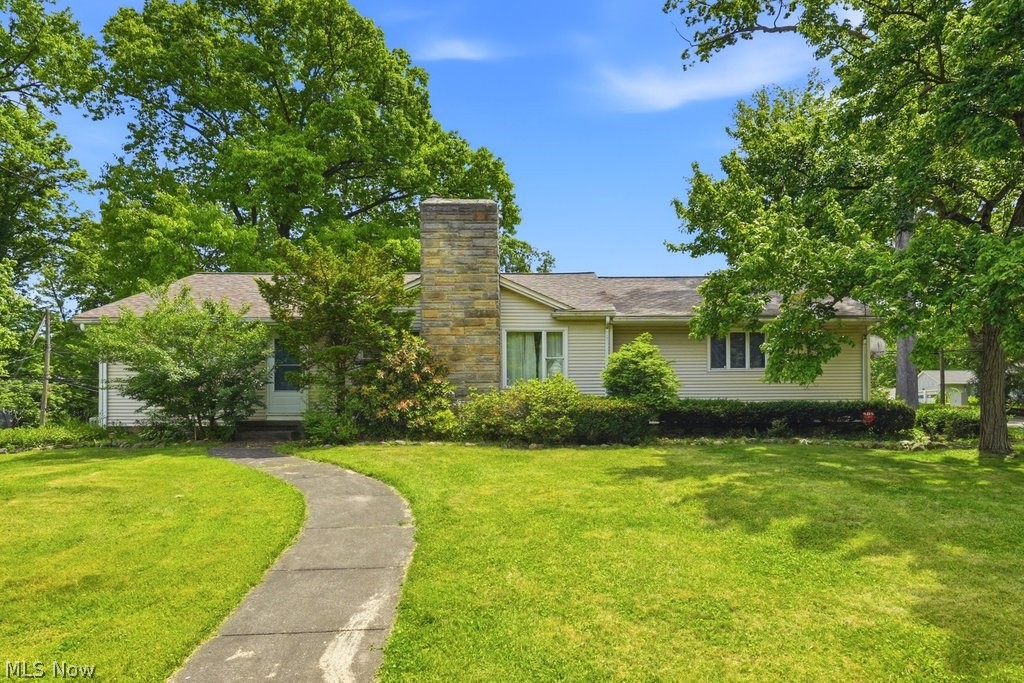 189 Pembroke Road Akron, OH 44333 - Photo 1 of 20