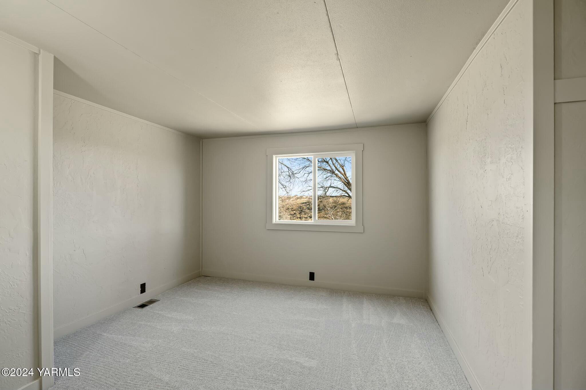 590 Hideaway Road Yakima, WA 98908 - Photo 15 of 34 an empty room with windows