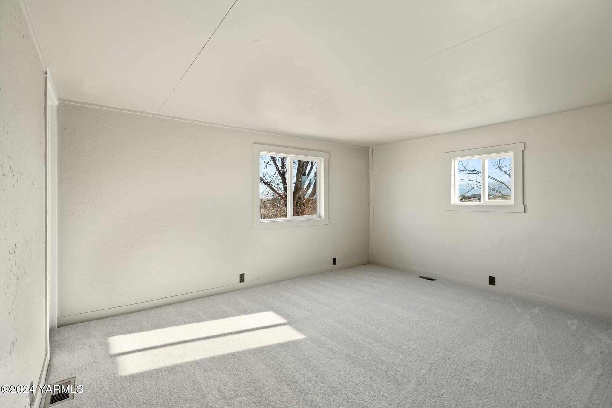590 Hideaway Road Yakima, WA 98908 - Photo 16 of 34 an empty room with windows