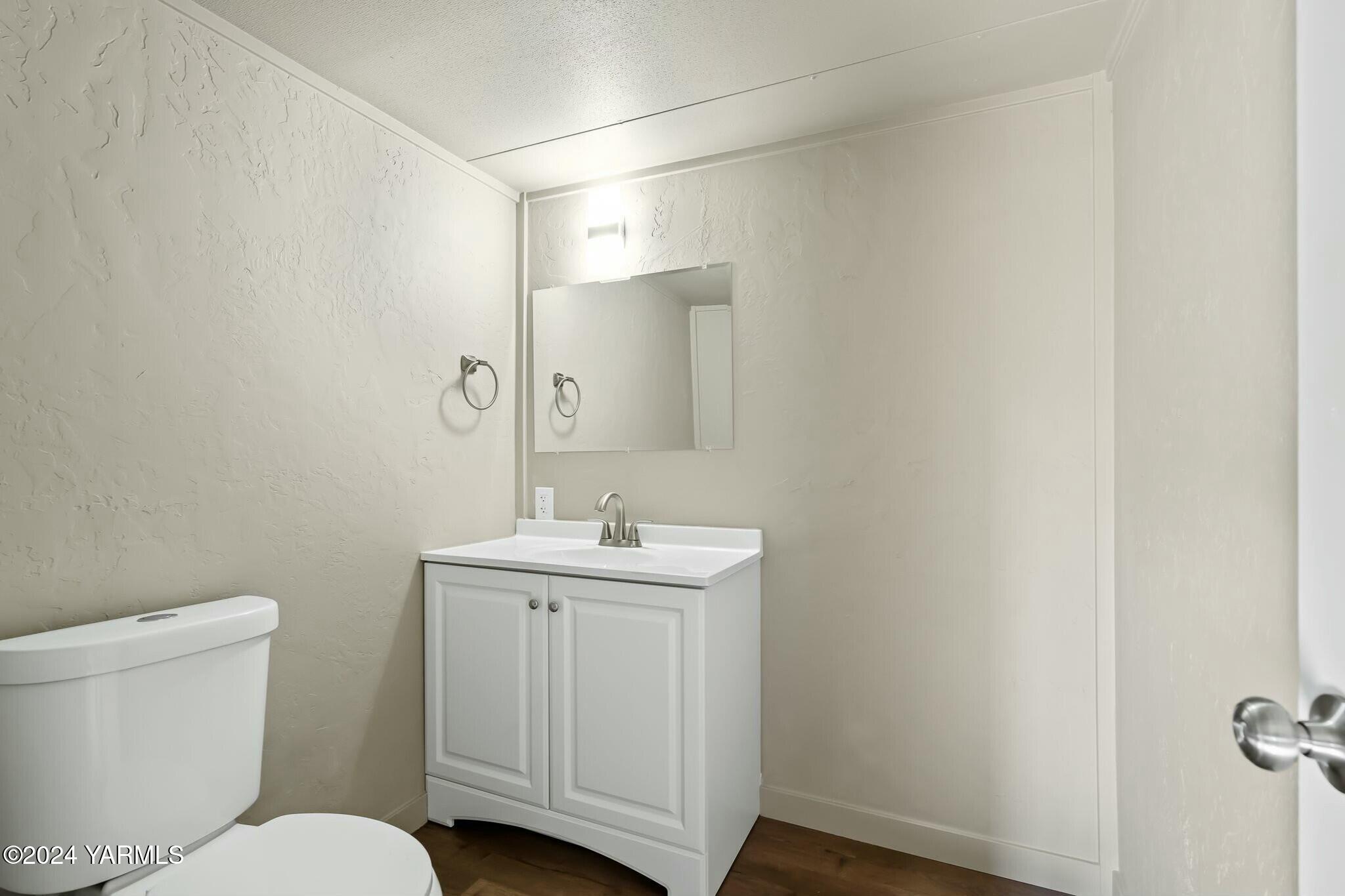 590 Hideaway Road Yakima, WA 98908 - Photo 18 of 34 a bathroom with a toilet a sink and mirror