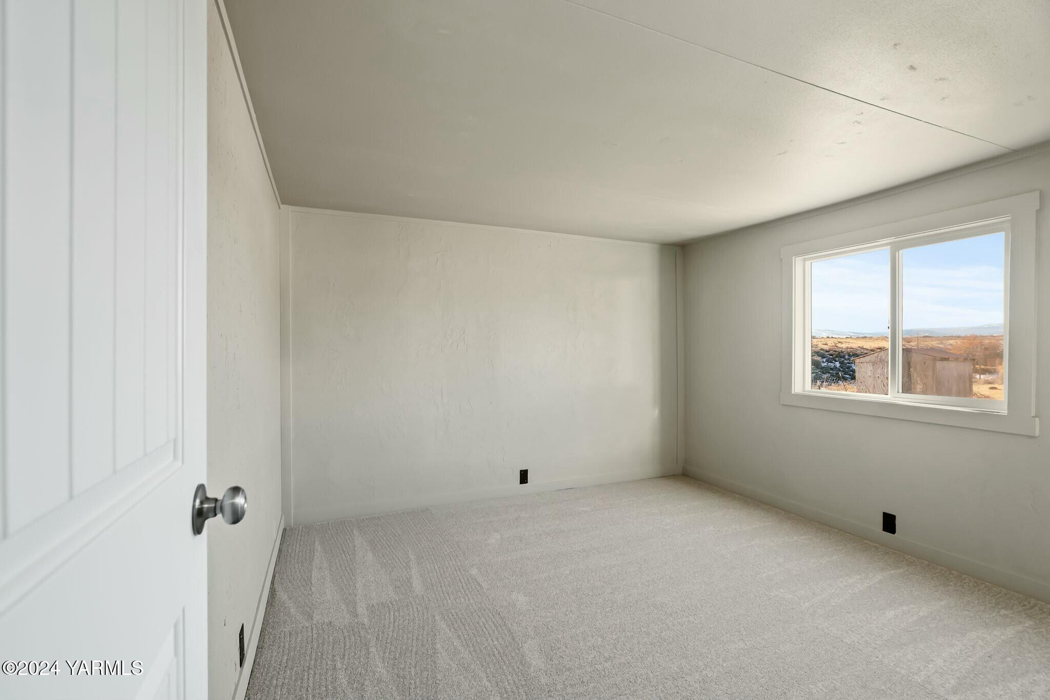 590 Hideaway Road Yakima, WA 98908 - Photo 19 of 34 a view of an empty room with a window