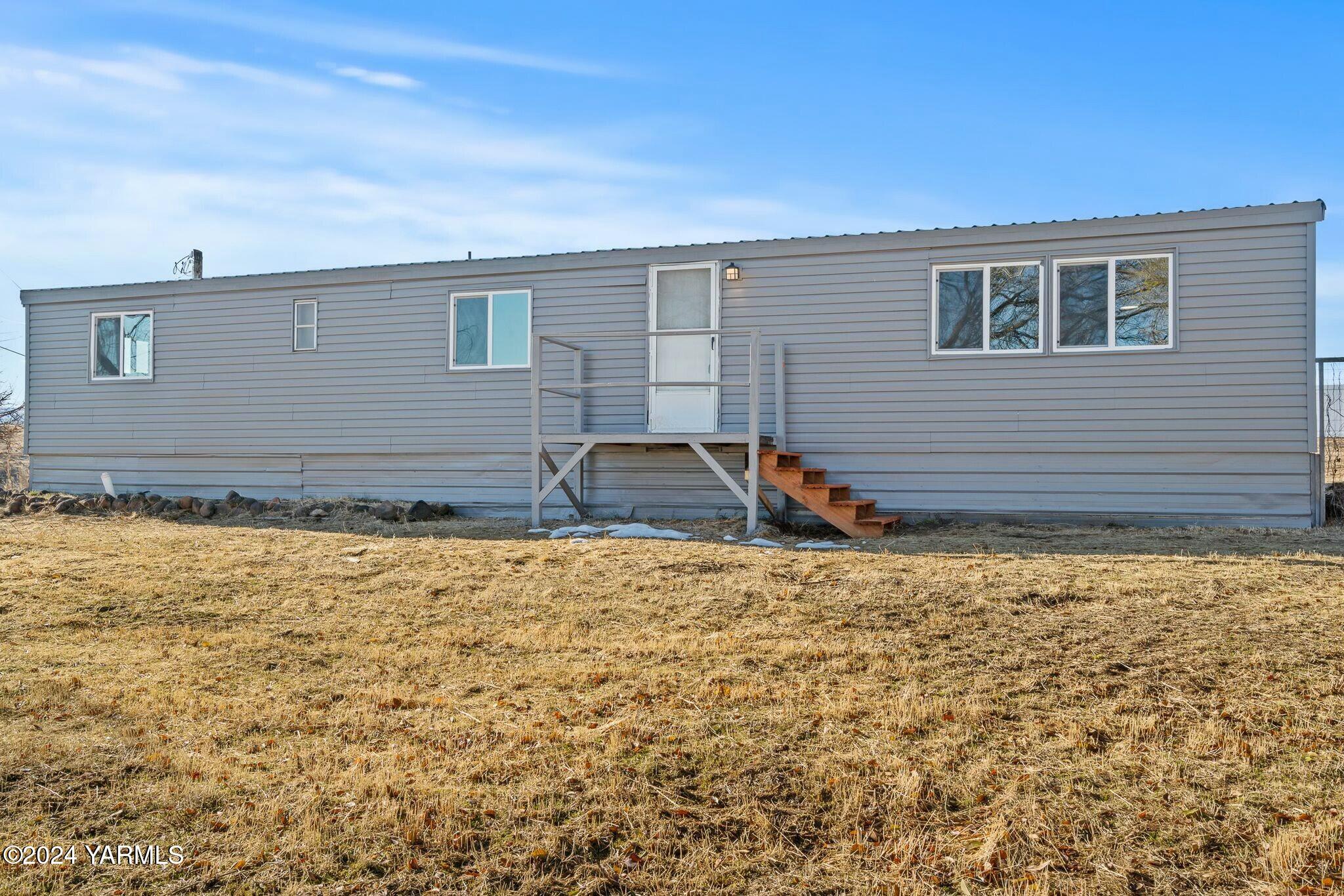 590 Hideaway Road Yakima, WA 98908 - Photo 22 of 34 a backyard of a house