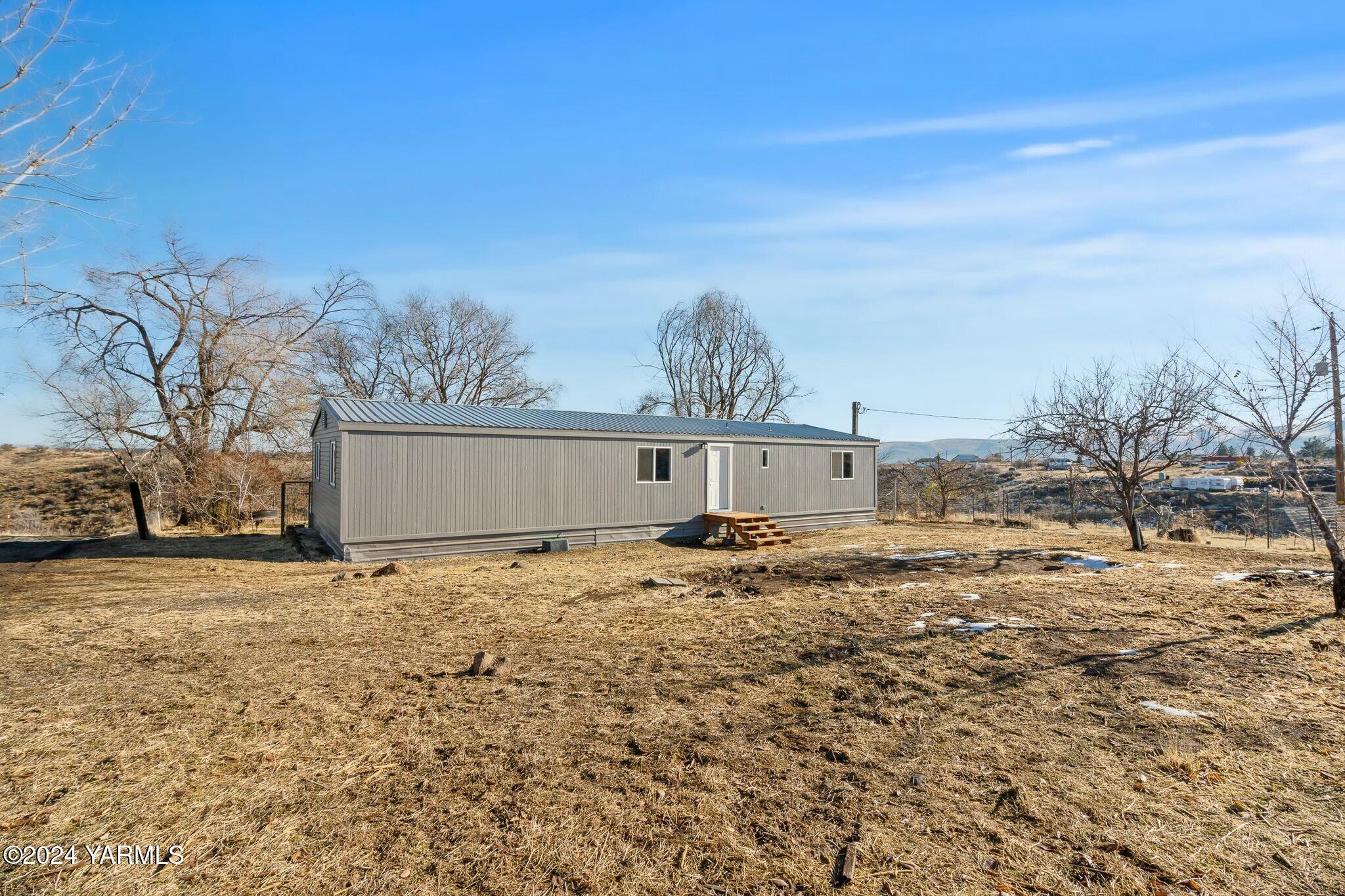 590 Hideaway Road Yakima, WA 98908 - Photo 24 of 34 a view of a outdoor space with window