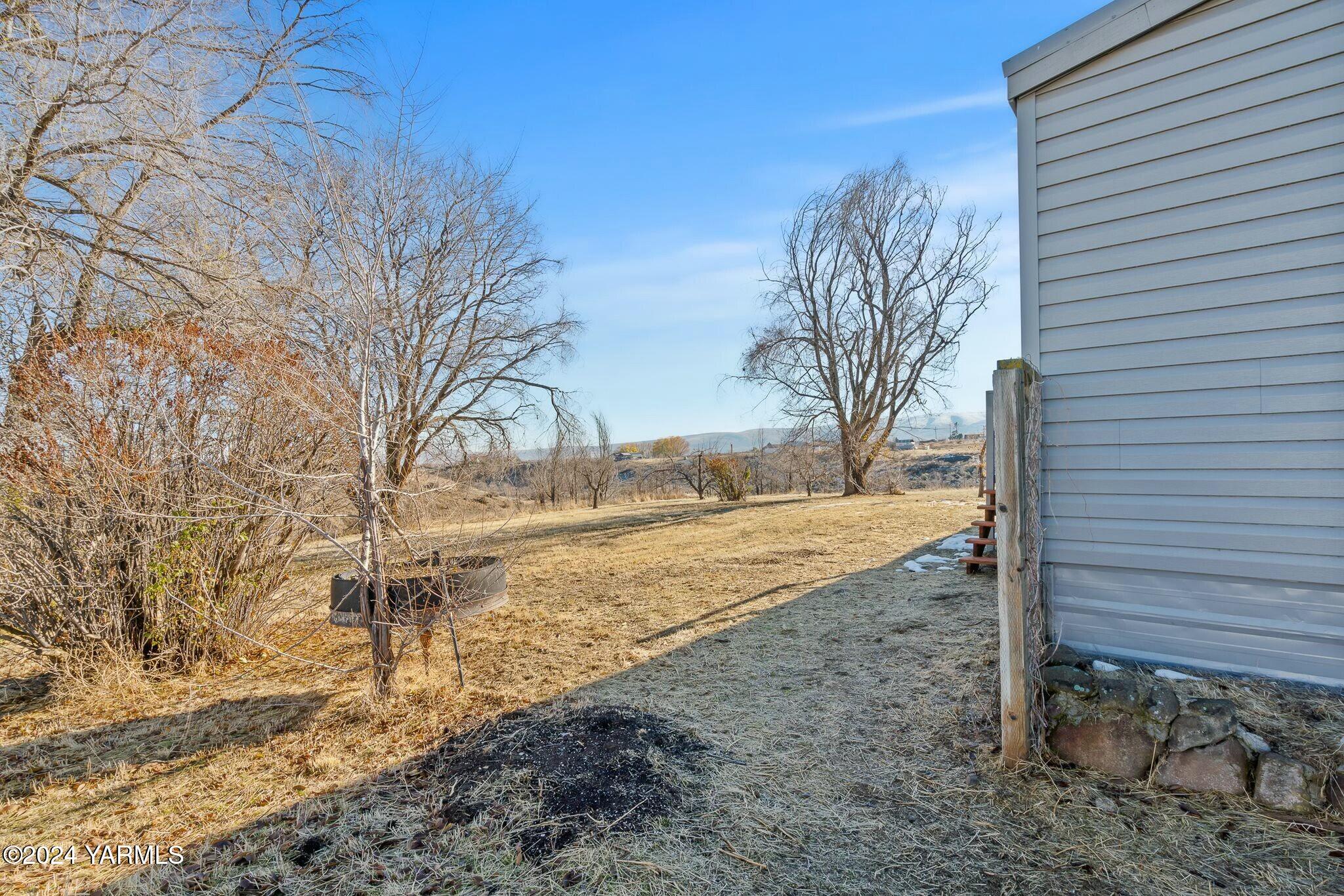 590 Hideaway Road Yakima, WA 98908 - Photo 25 of 34 a view of a yard with wooden fence