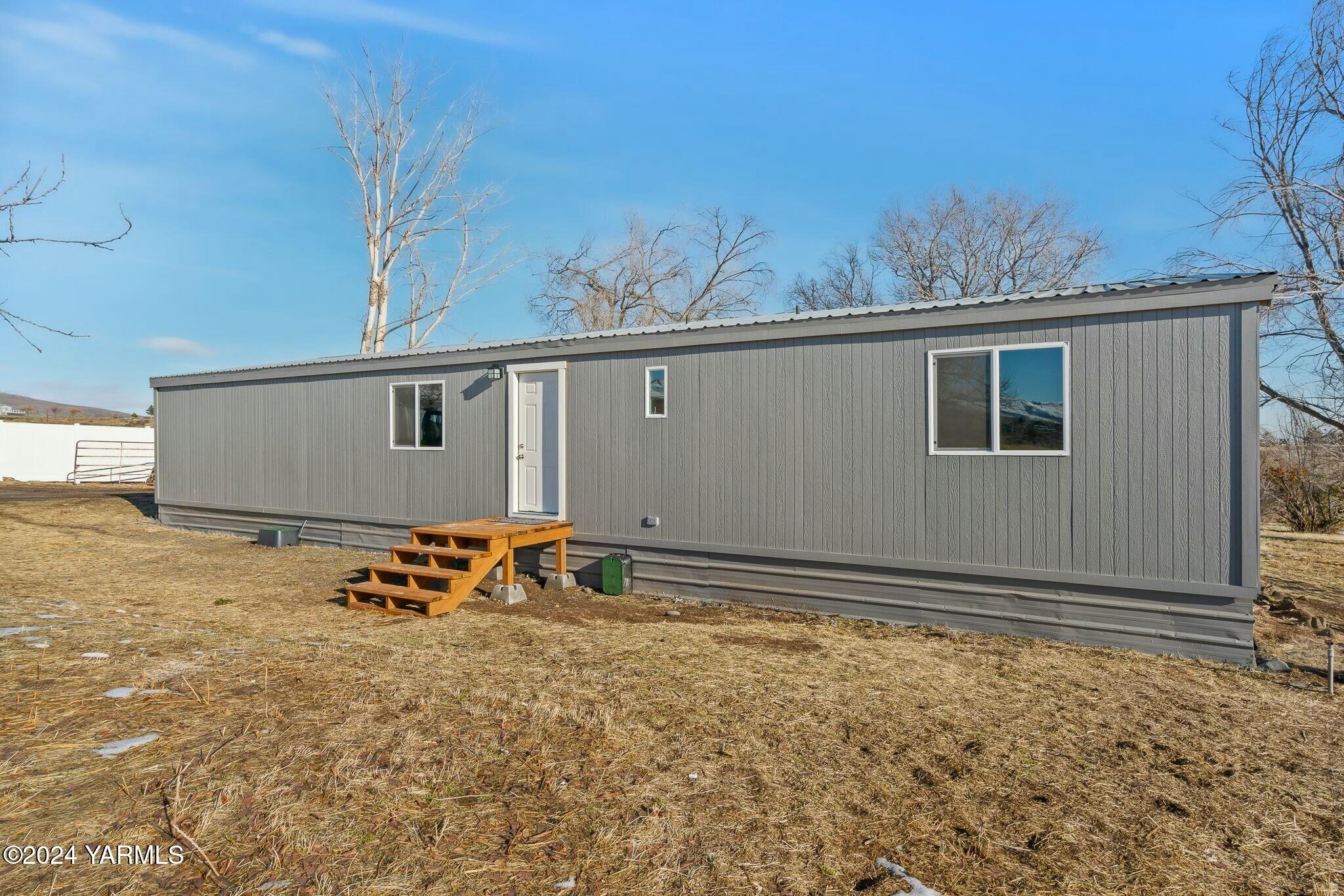 590 Hideaway Road Yakima, WA 98908 - Photo 3 of 34 a view of outdoor space and yard