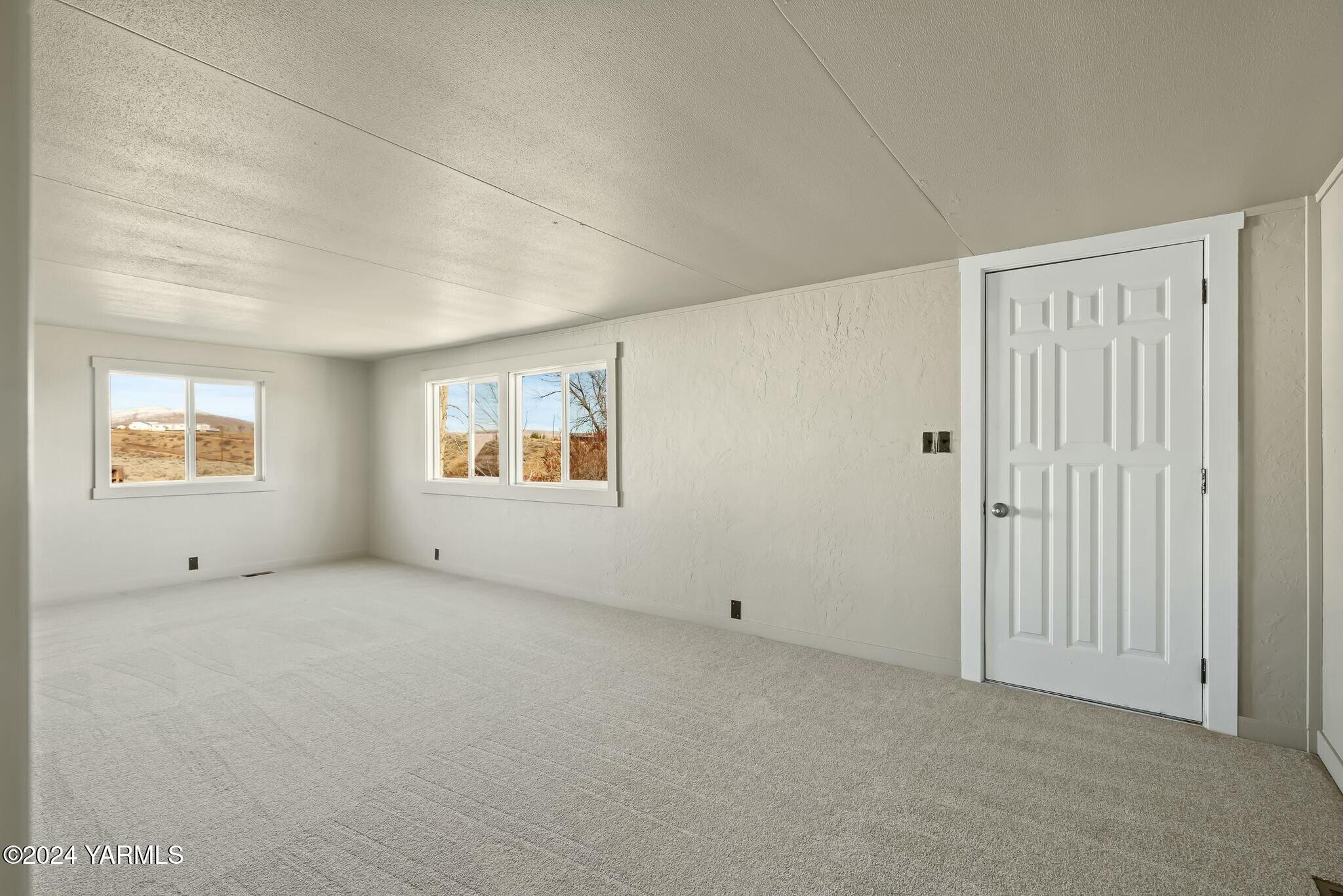 590 Hideaway Road Yakima, WA 98908 - Photo 4 of 34 an empty room with windows