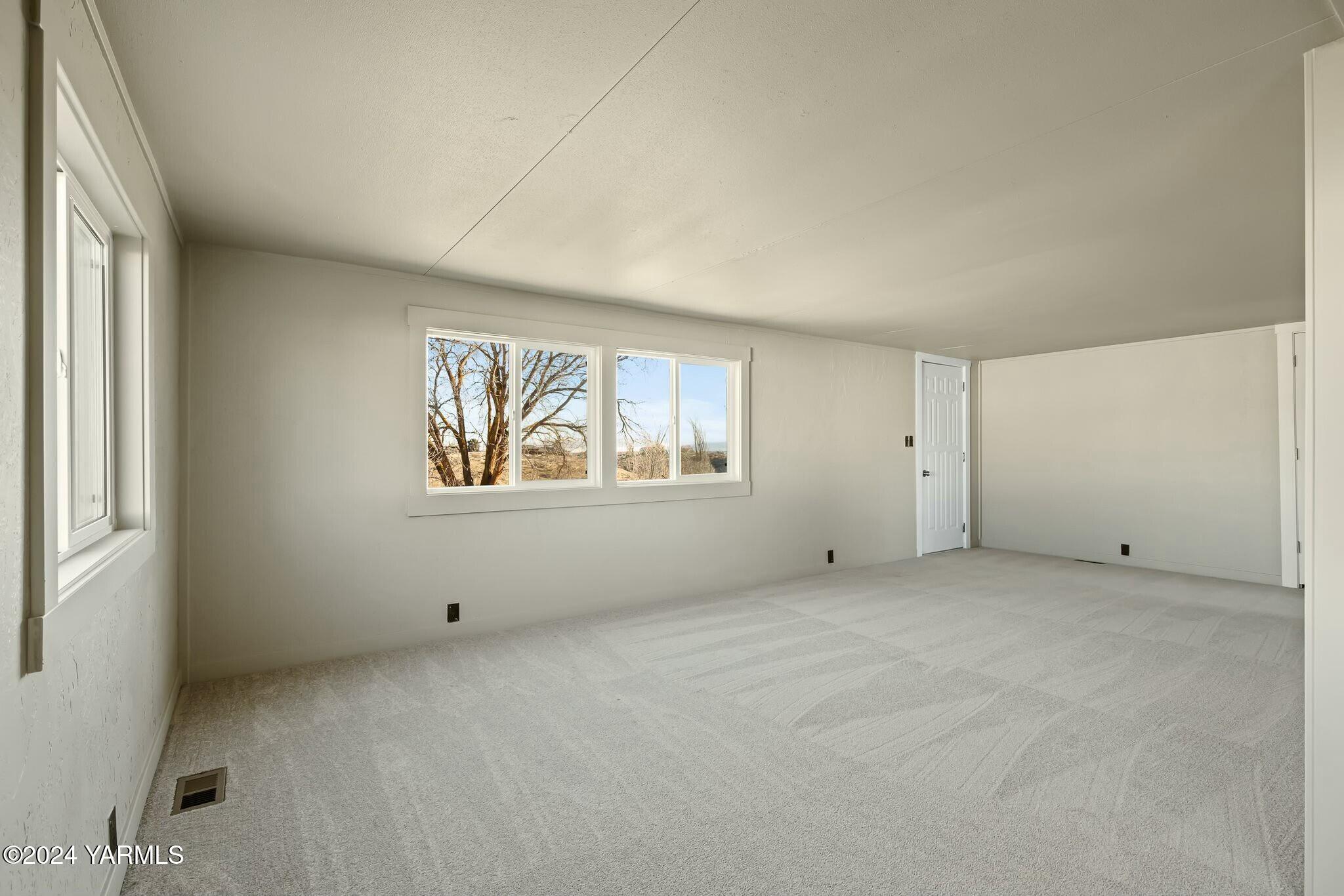 590 Hideaway Road Yakima, WA 98908 - Photo 6 of 34 an empty room with windows