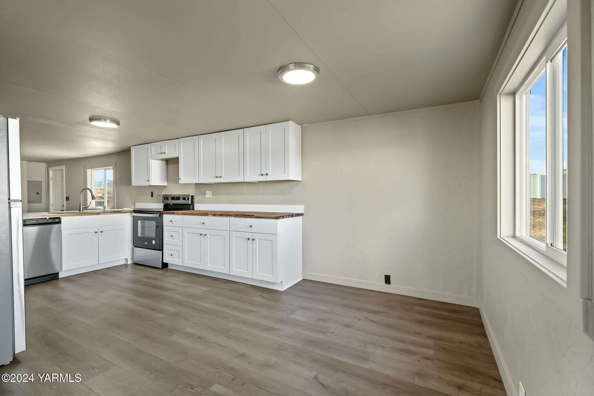590 Hideaway Road Yakima, WA 98908 - Photo 8 of 34 a kitchen with white cabinets and white appliances