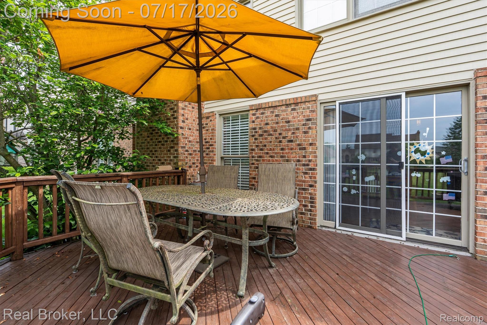 45192 Thornhill Road Canton, MI 48188 - Photo 31 of 34 Expansive wood deck with a full wood railing