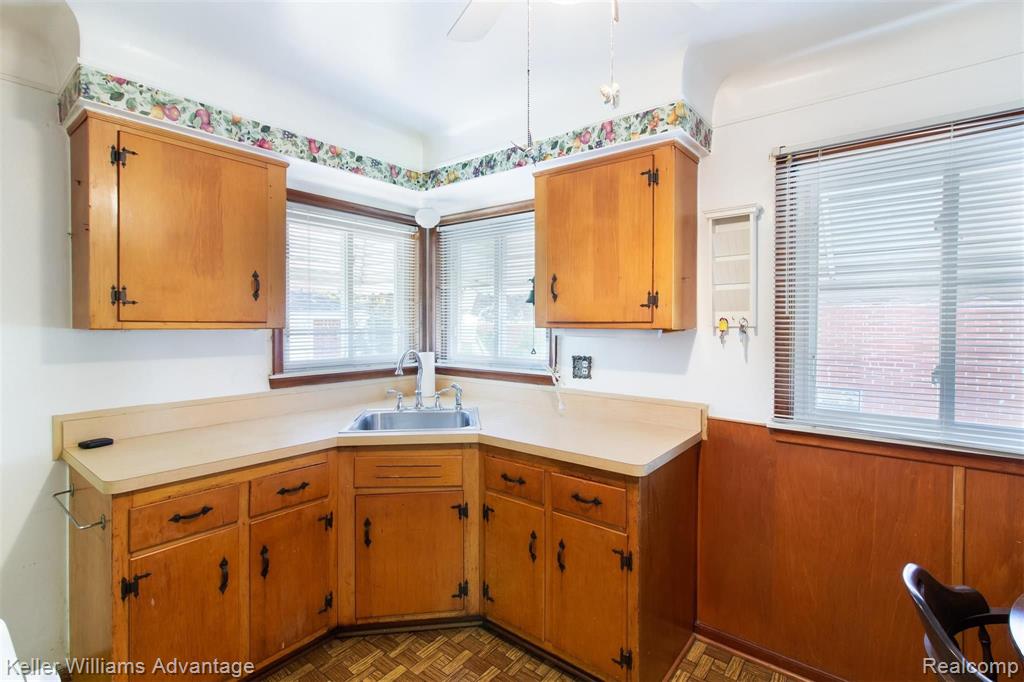 22960 Farmington Road Farmington, MI 48336 - Photo 10 of 32