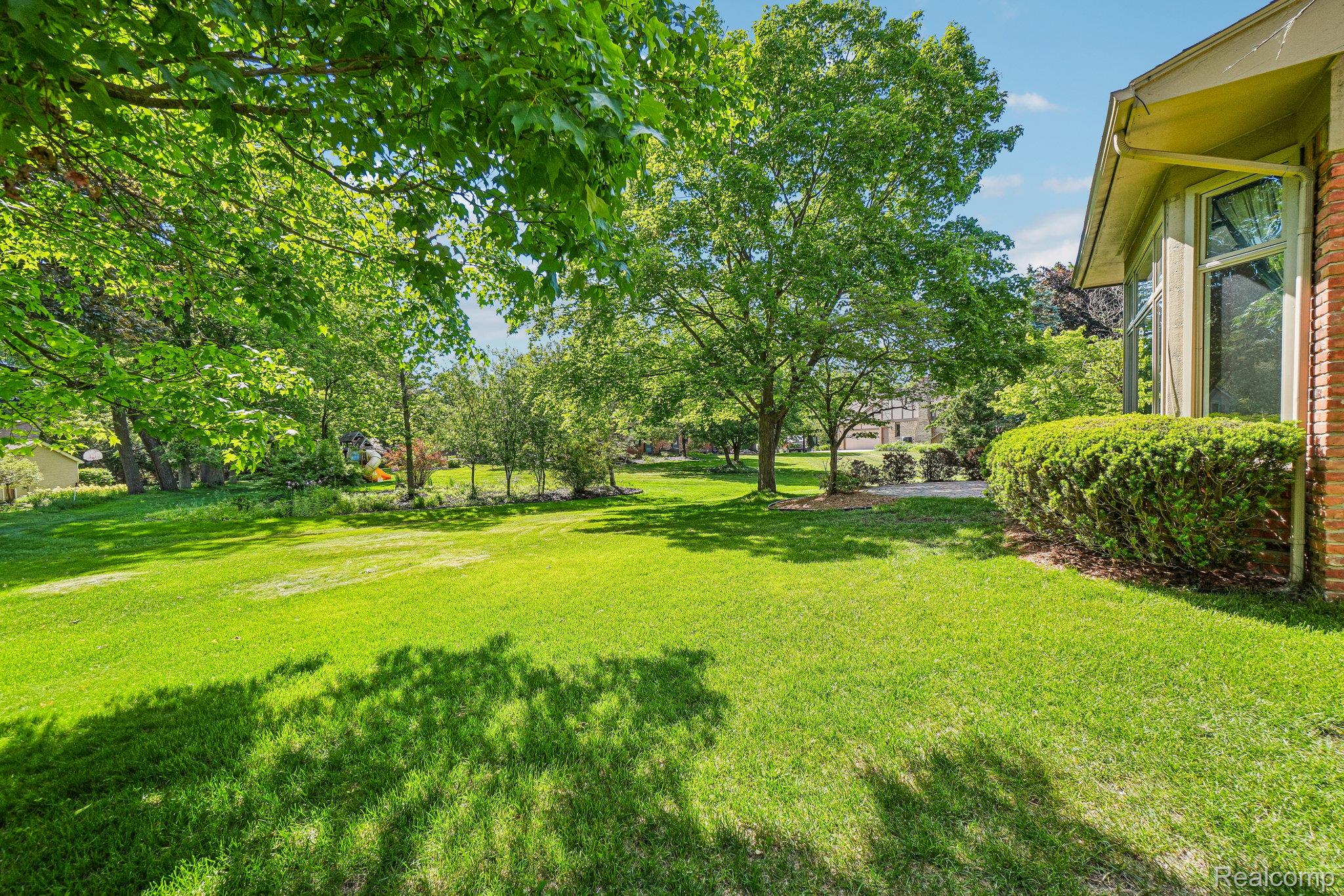 4523 Rivers Edge Drive Troy, MI 48098 - Photo 53 of 66 53-web-or-mls-Rivers Edge Dr-S0306-053.jpg