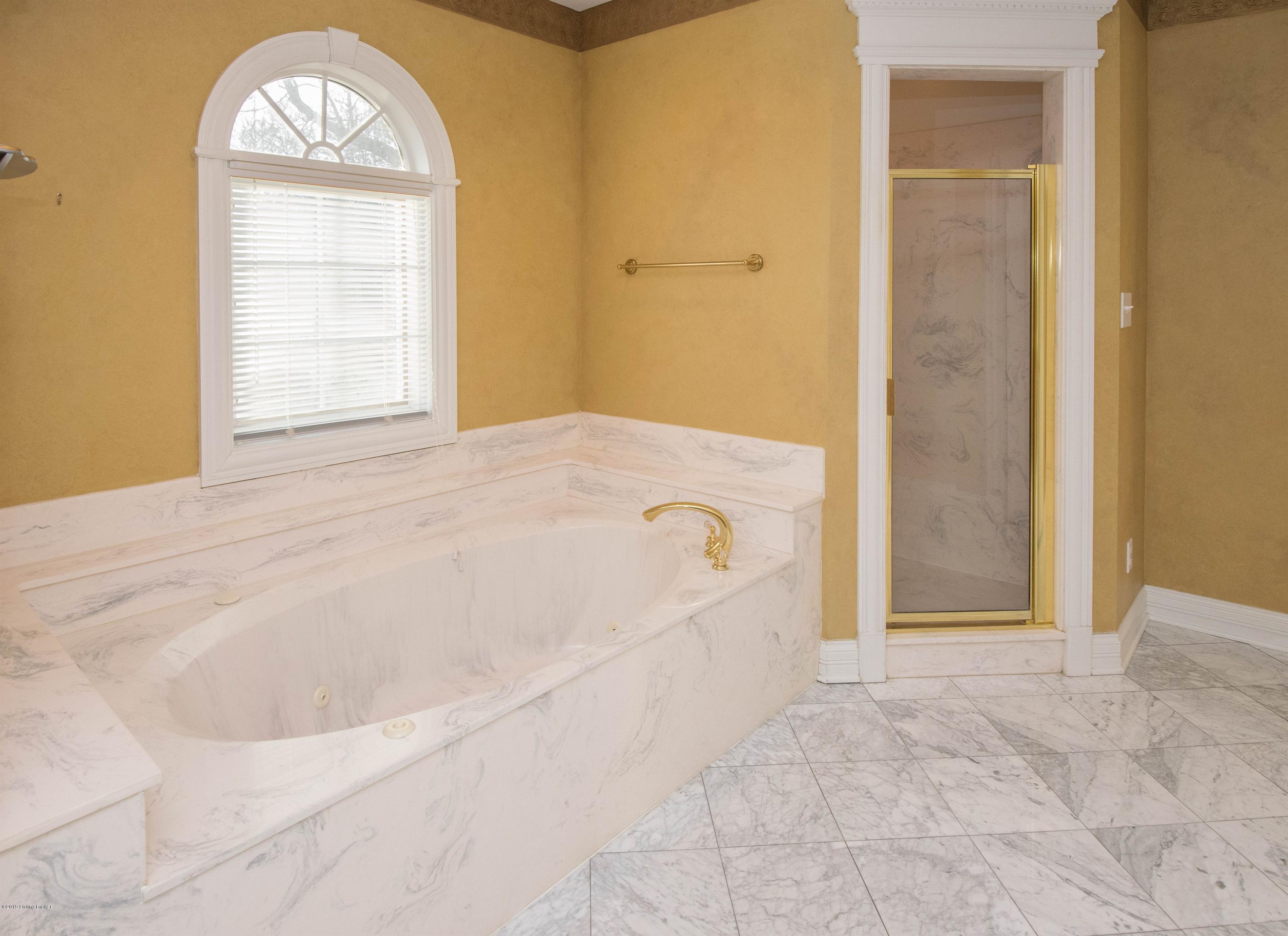7 Anchorage Pointe Anchorage, KY 40223 - Photo 37 of 62 036_Master Bathroom