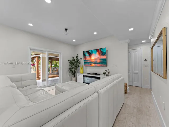 $1,150,000 | 5226 Southwest 160th Avenue, Miami, FL 33185