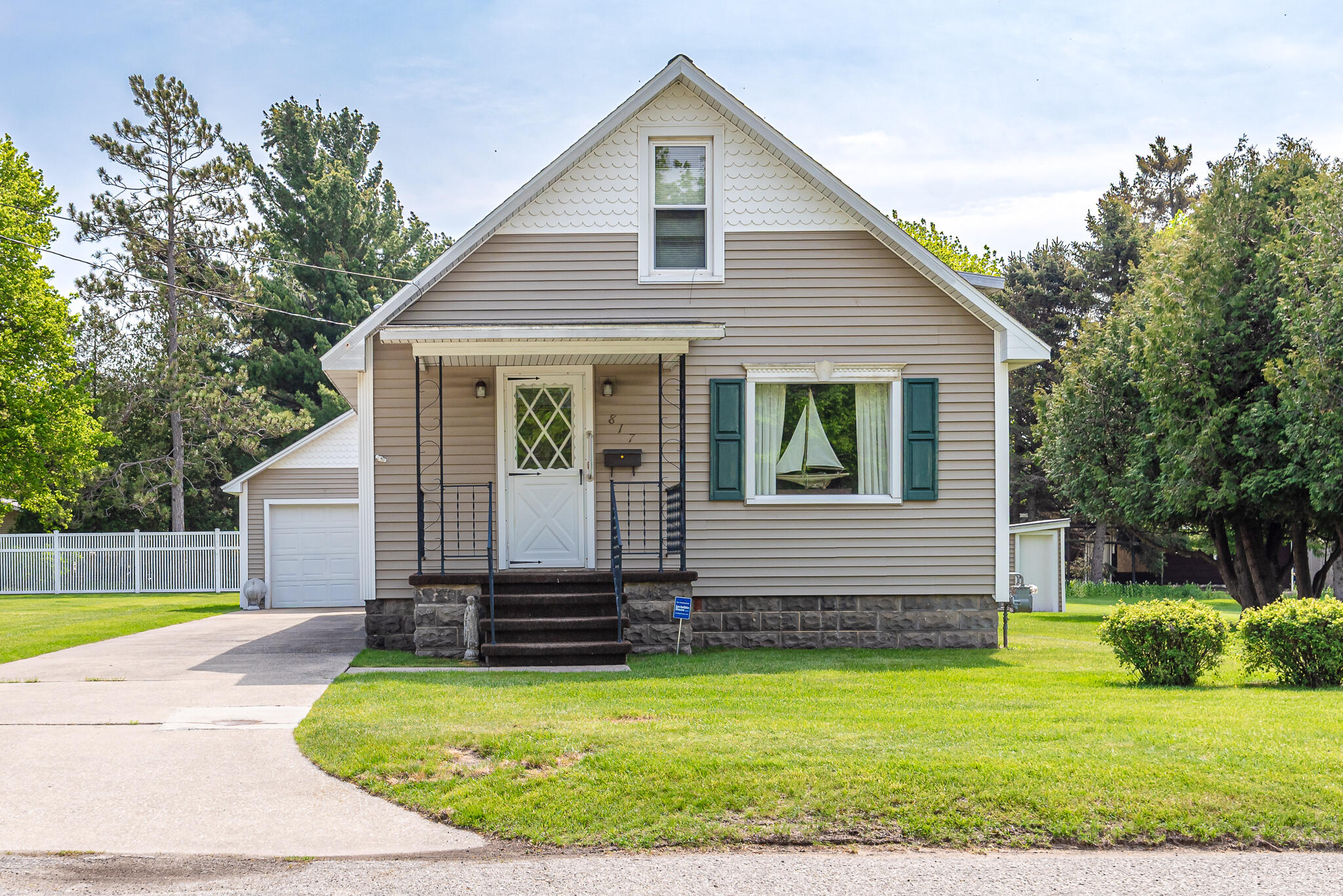 817 Oak Street Manistee, MI 49660 - Photo 2 of 39 RHPRE_260518_001