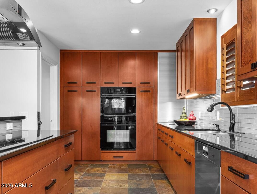 717 East Royal Palm Road Phoenix, AZ 85020 - Photo 13 of 40 Double ovens and appliance garage