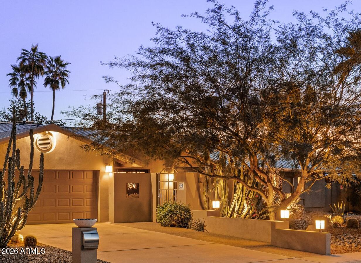 717 East Royal Palm Road Phoenix, AZ 85020 - Photo 39 of 40 Entry lighting