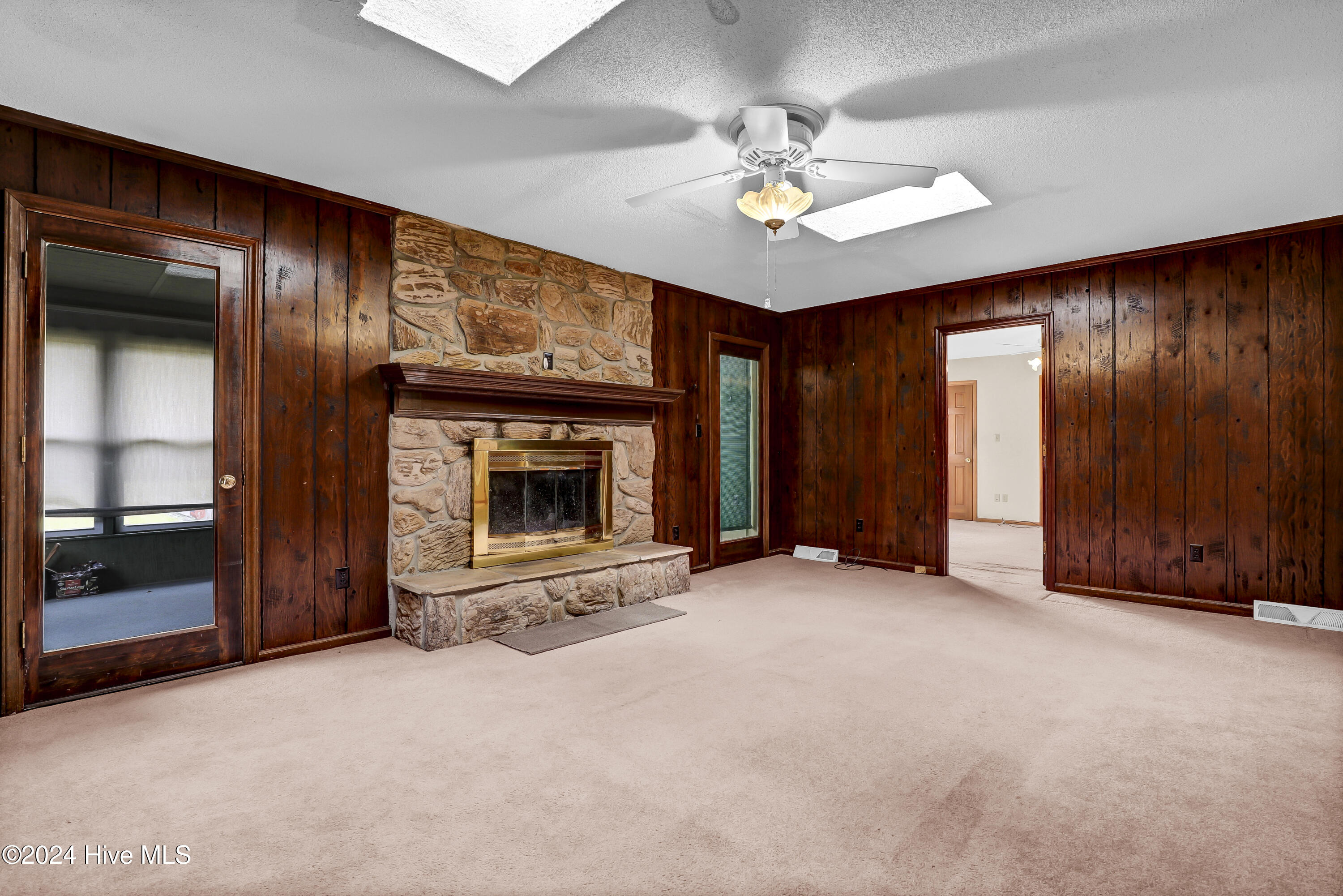 627 Fire Tower Road Richlands, NC 28574 - Photo 17 of 43 621 Fire Tower Family Room