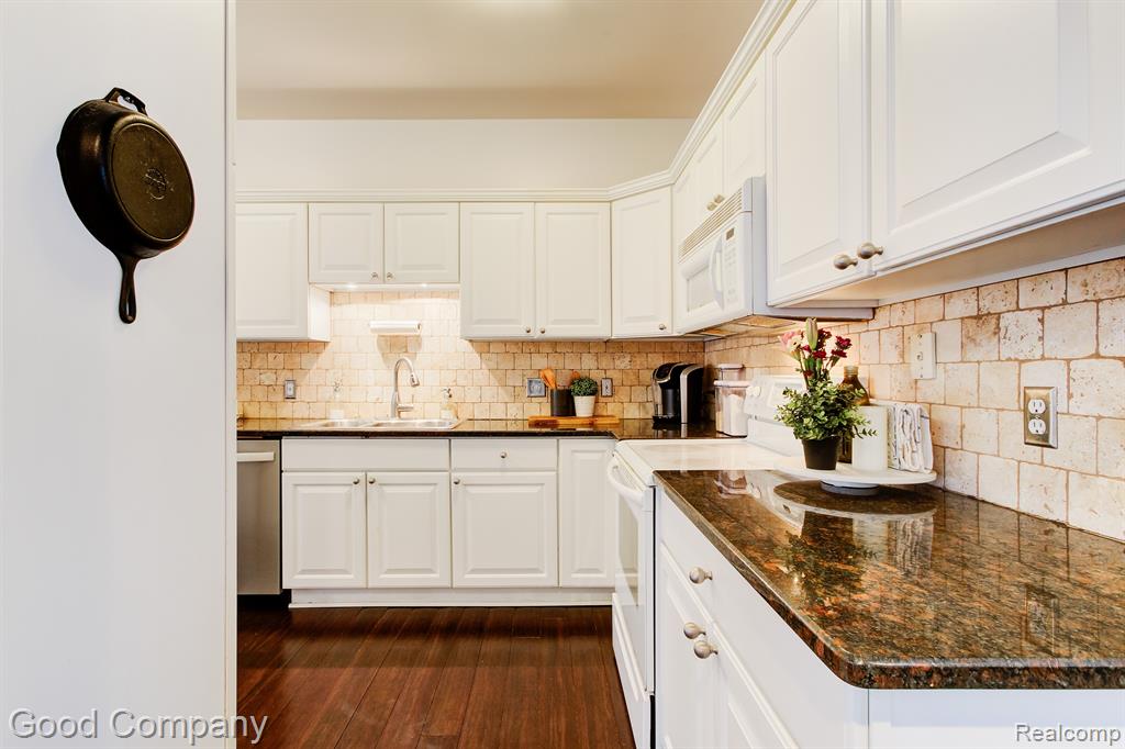 2656 Crooks Road Royal Oak, MI 48073 - Photo 17 of 48