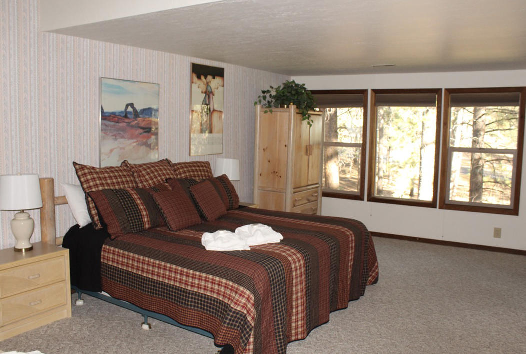 57326-12 Beaver Ridge Loop Sunriver, OR 97707 - Photo 17 of 24 a spacious bedroom with a bed and a large window