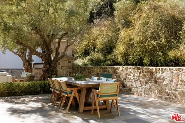 a view of a dinning table and chairs in the patio