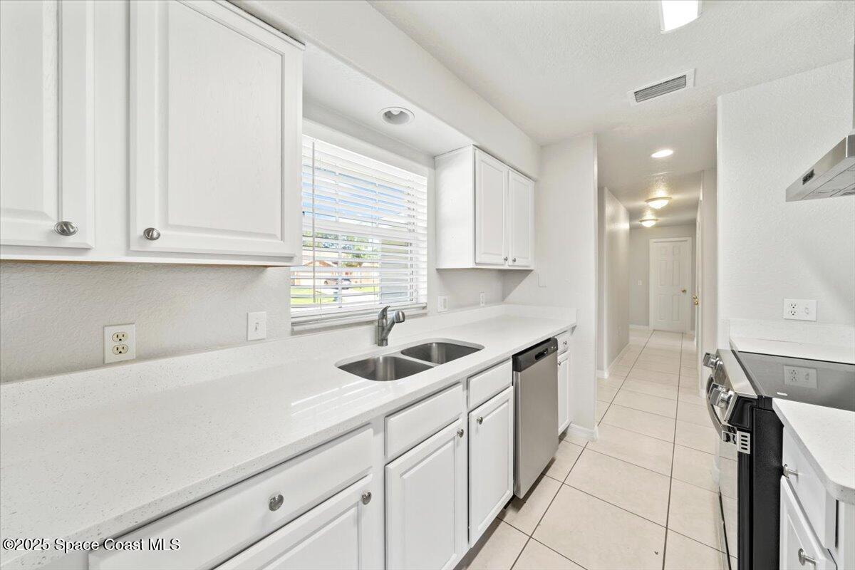 680 Bluefields Street Southeast Palm Bay, FL 32909 - Photo 5 of 25 08-DSC01838