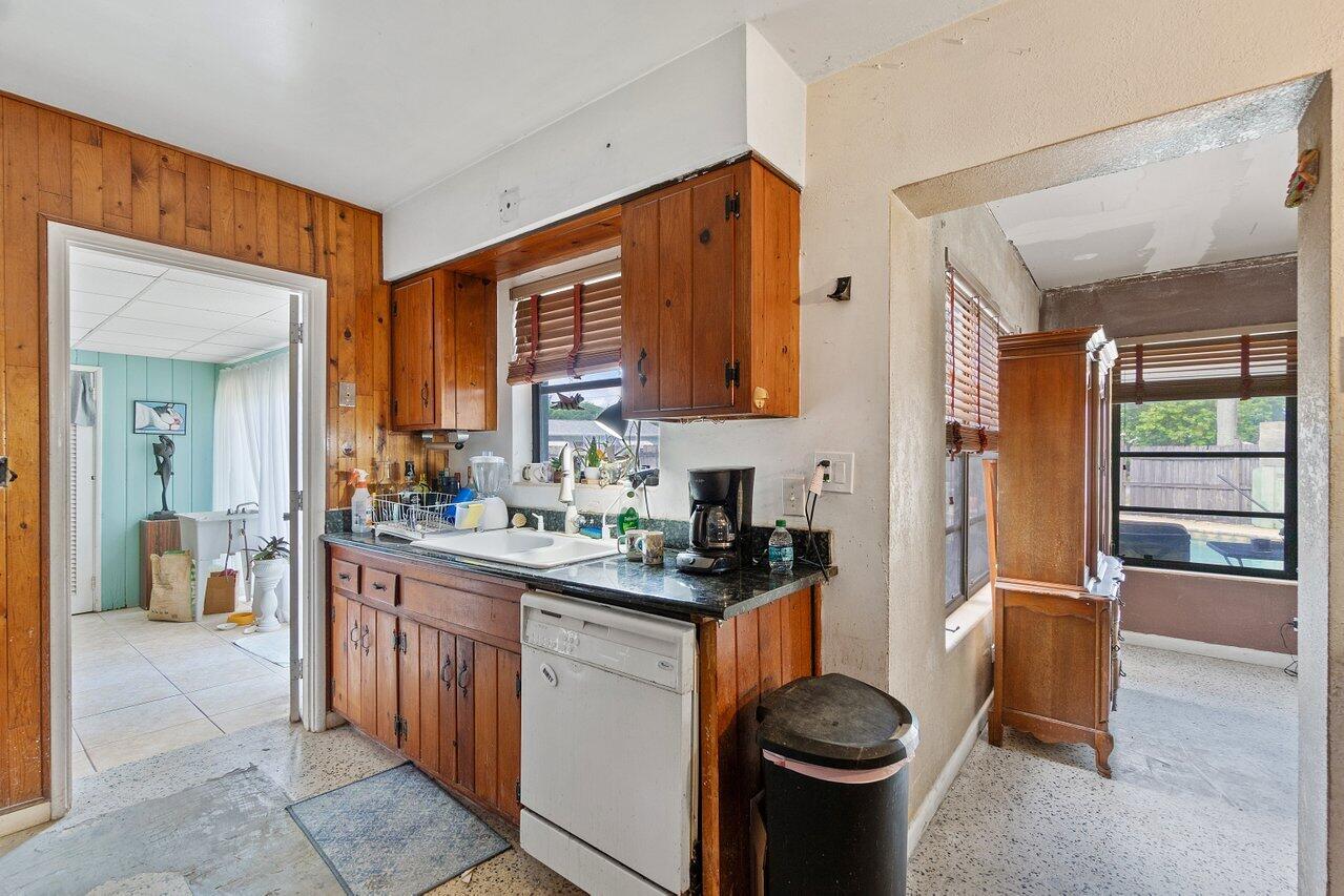 1502 Crest Drive Lake Worth, FL 33461 - Photo 12 of 44 012-1502CrestDrive-LakeWorthBeach-FL-334