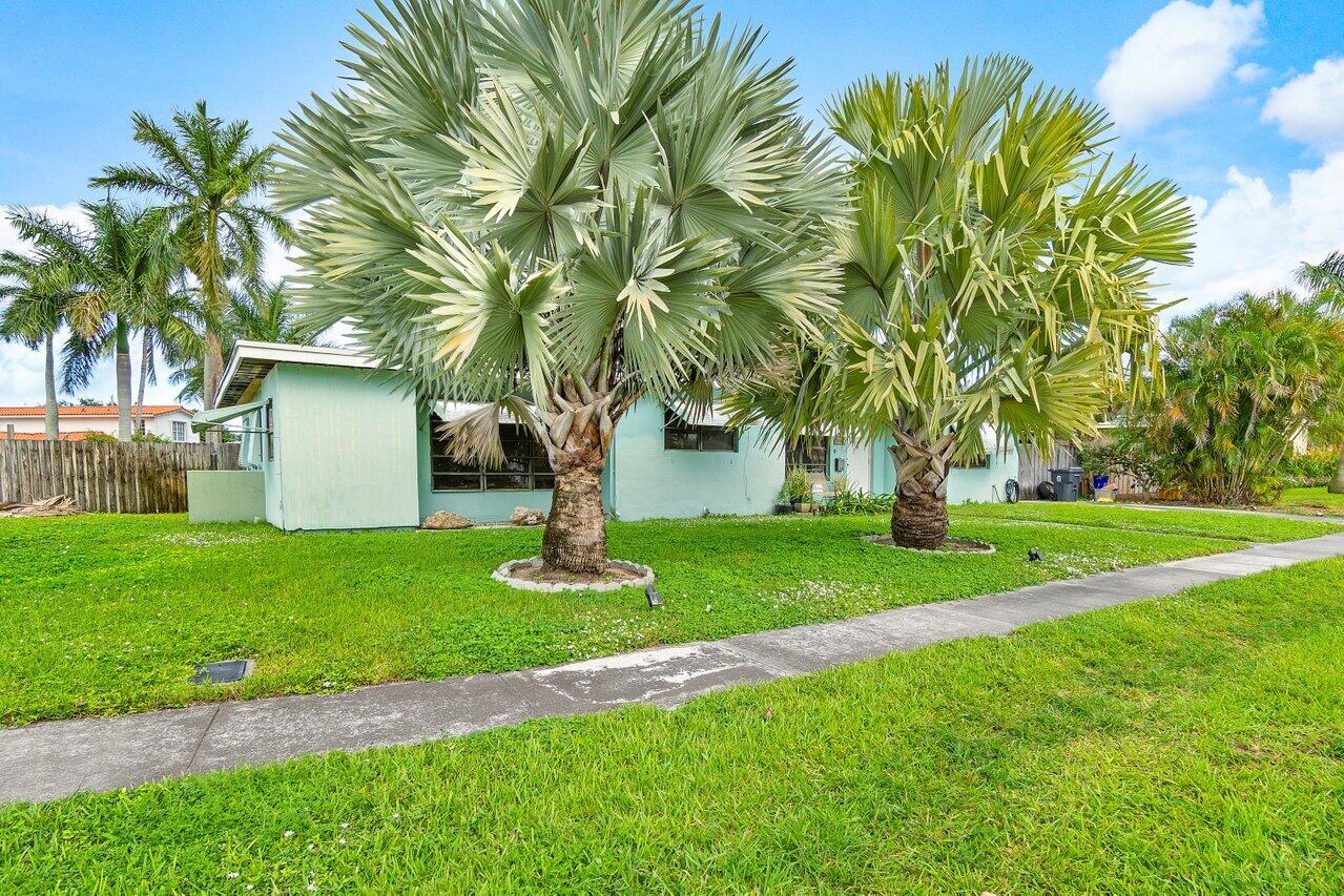 1502 Crest Drive Lake Worth, FL 33461 - Photo 3 of 44 003-1502CrestDrive-LakeWorthBeach-FL-334