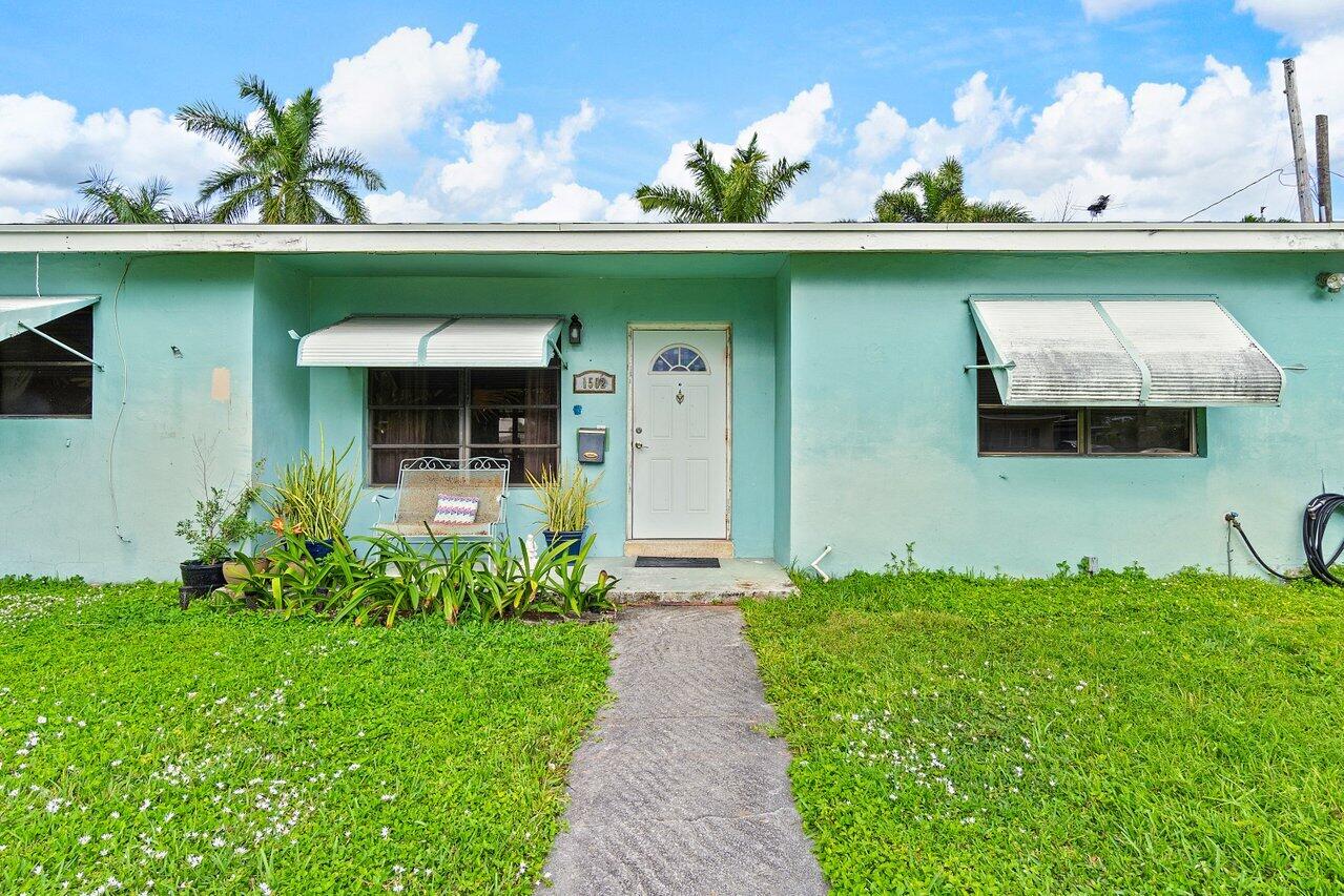 1502 Crest Drive Lake Worth, FL 33461 - Photo 4 of 44 004-1502CrestDrive-LakeWorthBeach-FL-334