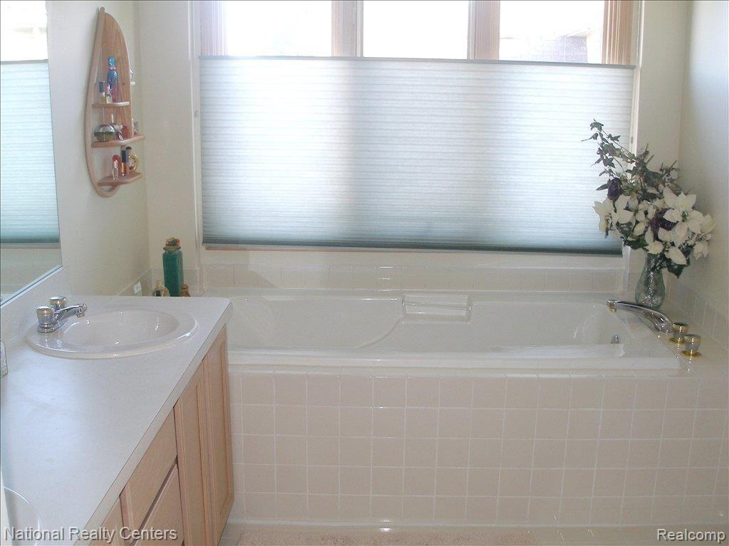 620 Sandalwood Road Canton, MI 48188 - Photo 14 of 25 Master Bathroom