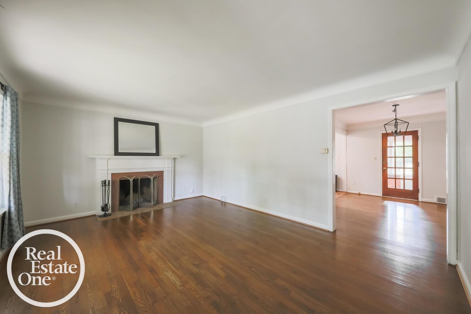 491 Bournemouth Road Grosse Pointe, MI 48236 - Photo 2 of 23 50180163-bec7693e-2e2c-4257-8834-db17da722348.JPG