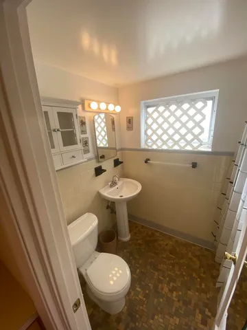 a view of utility room